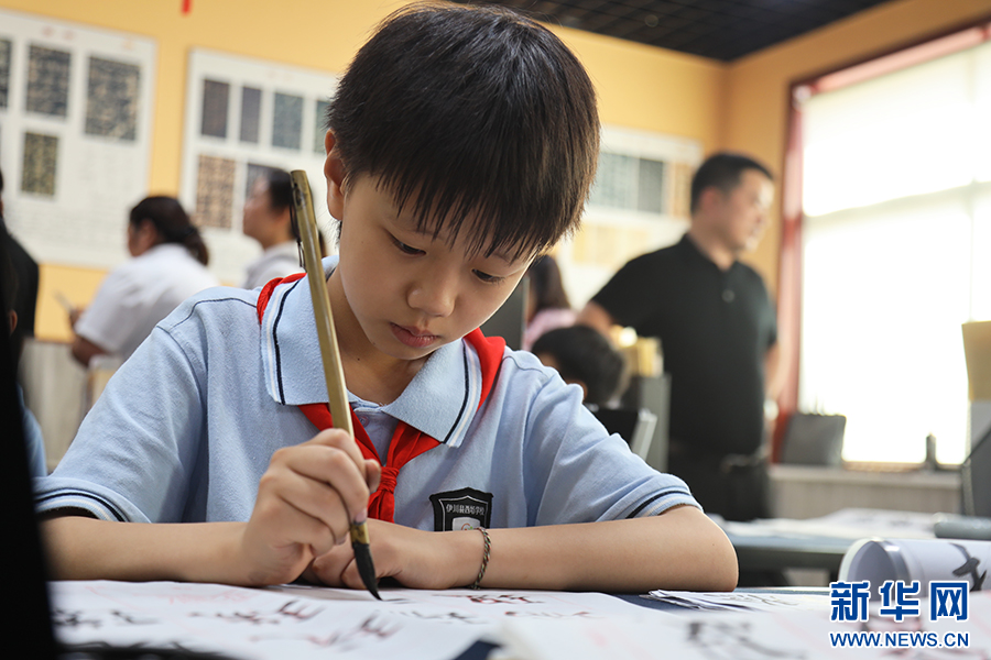 7月5日，河南省伊川县直中学“吴行书法教室”，学生在练习书法。