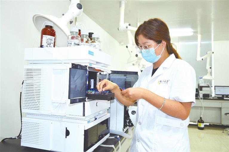 和盛堂制药品质控制员正在使用高效液相色谱仪检测含量