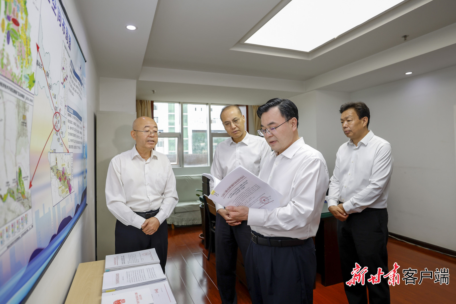 7月3日，省委书记、省人大常委会主任胡昌升在省科技厅调研。新甘肃&middot;甘肃日报记者 孟捷