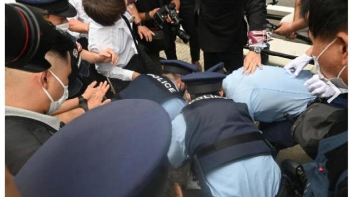 安倍遇刺周年默哀仪式现“类似枪械物品”嫌疑人已被捕_凤凰网