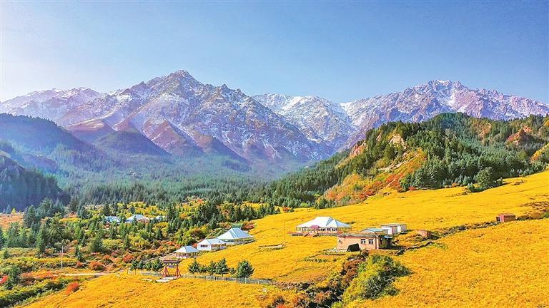 祁连山北麓的肃南县景色如画