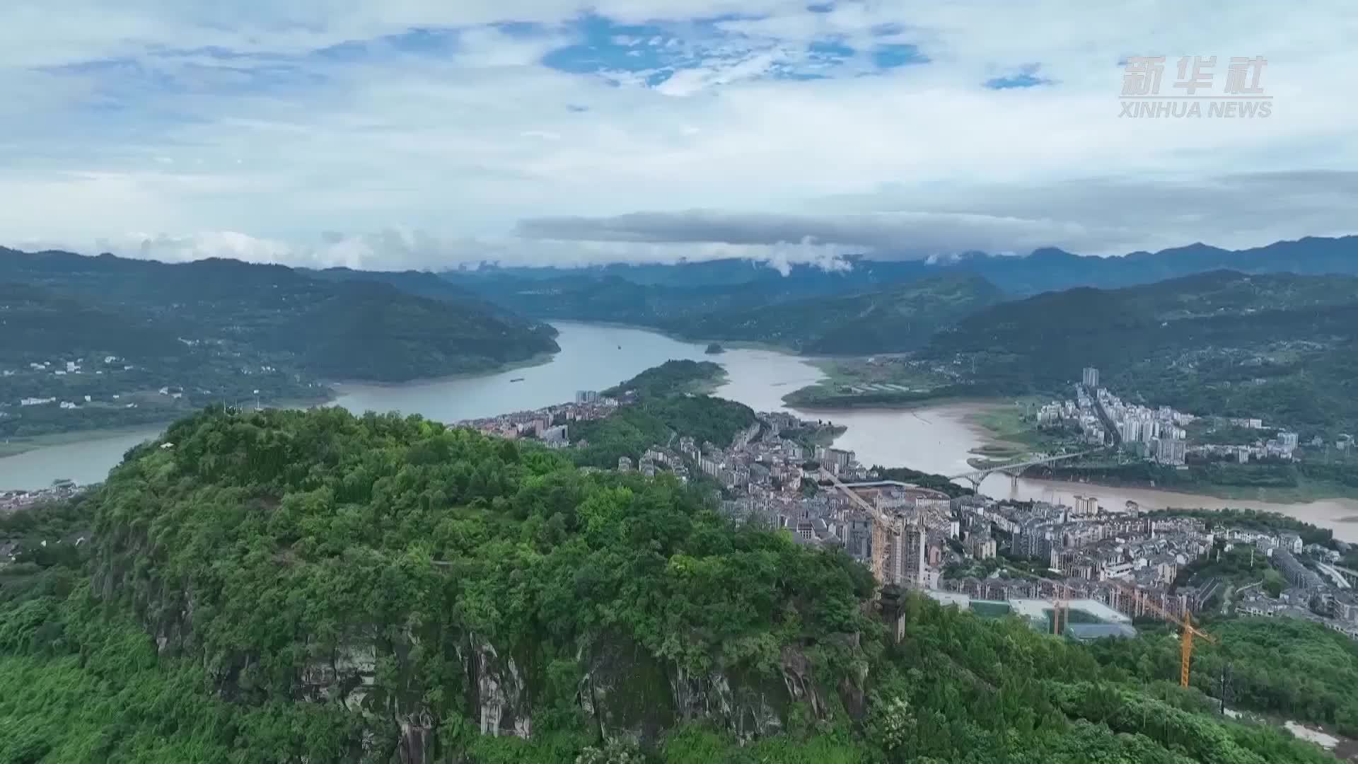 持续强降雨后 长江云阳段现“鸳鸯锅”景观