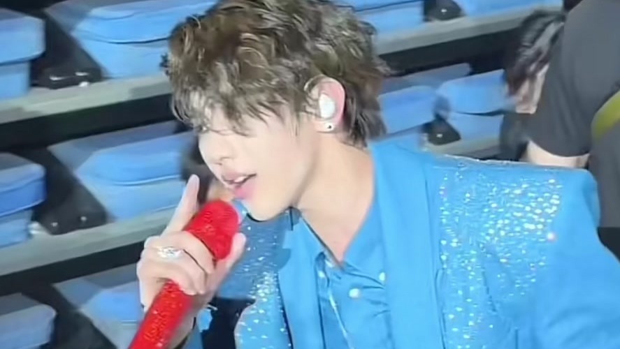 蔡徐坤演唱会选粉丝互动新视角 回头示意保安明显像自己选的人