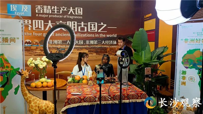 ▲7月1日下午，非洲客商与中国志愿者在中非经贸博览会常设馆埃及国家馆直播带货。（剑裘 摄）