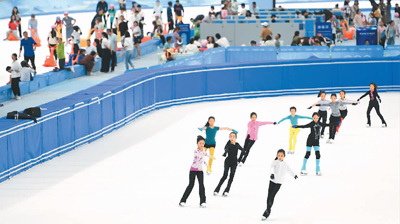 连日来，北京遭遇高温天气。国家速滑馆“冰丝带”等场馆成为游客避暑乘凉的乐园。图为7月1日，小朋友在“冰丝带”练习花样滑冰。新华社记者 鞠焕宗 摄