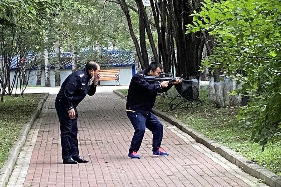 2021年8月30日，黑龙江黑河市公安局爱辉分局民警将一头闯入闹市区的野猪击毙，消除安全隐患。图｜澎湃影像