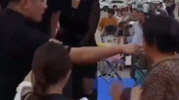 商家开业搭台演出遭广场舞大妈组团抢地盘，目击者：警察赶到进行调解