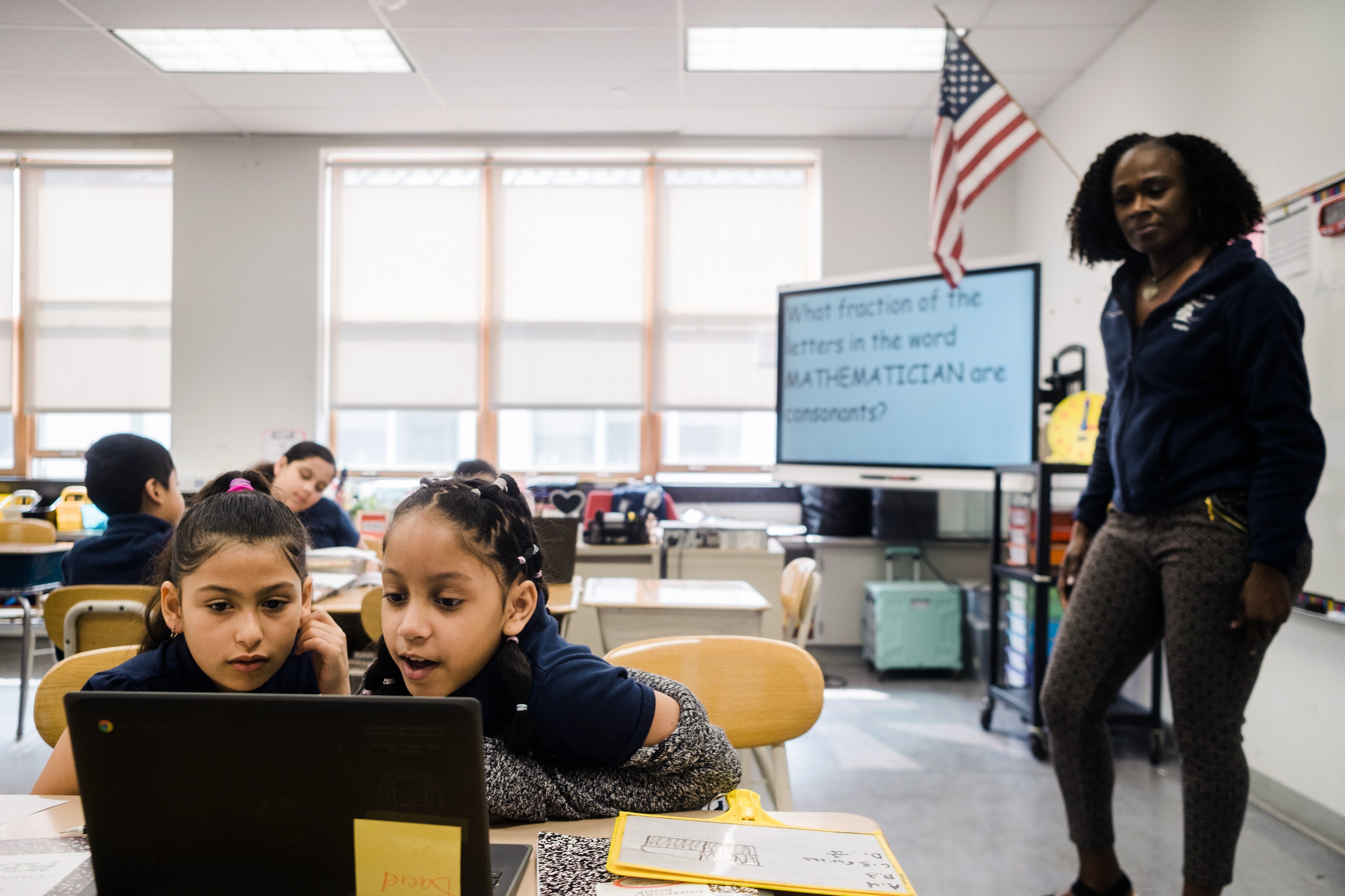 2023年5月22日，在纽瓦克市第一大道小学，Cheryl Drakeford带领她的三年级数学和科学课。她的学生们正在尝试新的AI辅助教学机器人Khanmigo。(Gabriela Bhaskar/The New York Times)