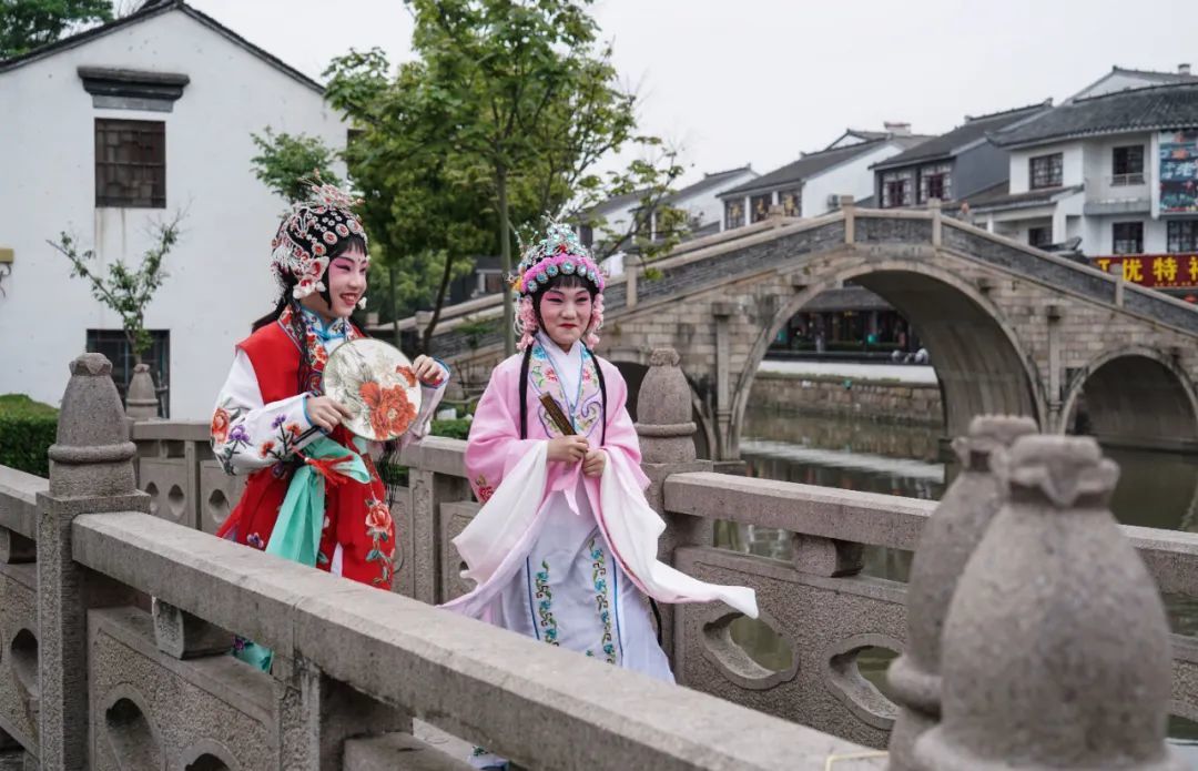 身着昆曲演出服的千灯镇“小昆班”学生程梓珊（右）与杨霄晨（左）行走在古镇。（2019年4月26日摄）新华社记者杨磊 摄