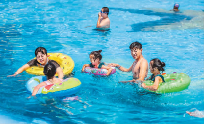 7月1日，游客在河北省遵化市娘娘庄镇水上乐园戏水避暑。刘满仓 摄（人民图片）