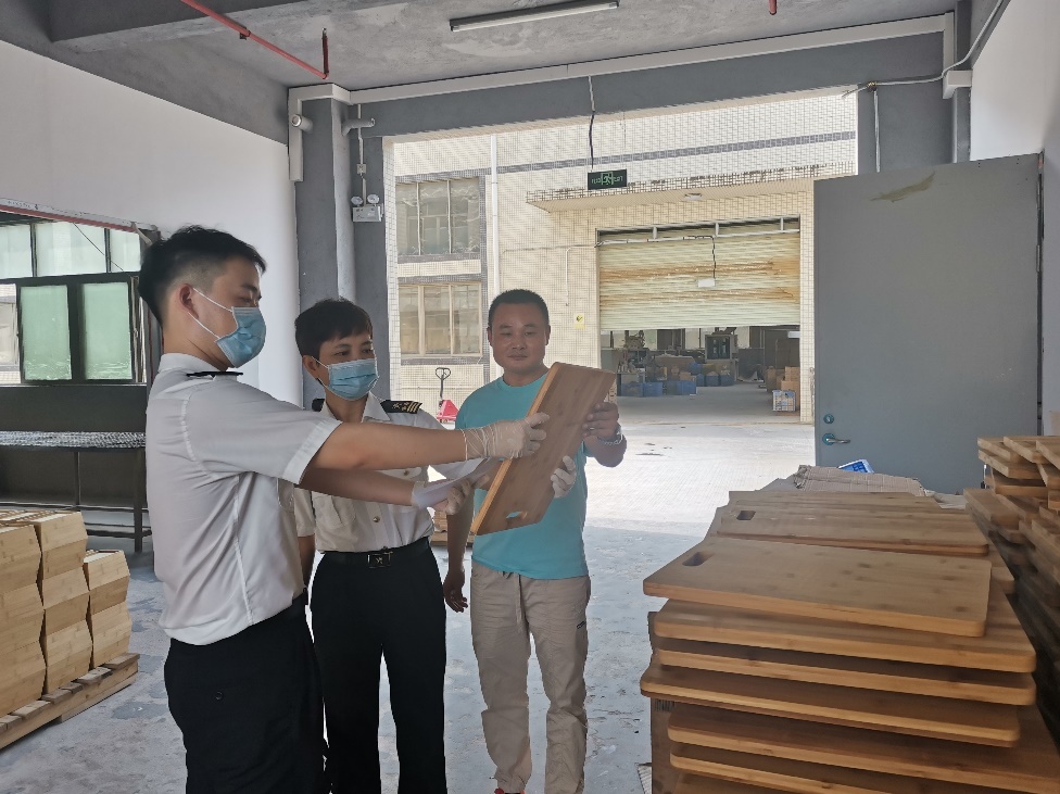江门海关所属阳江海关关员到竹木制品出口企业调研 江关宣 摄