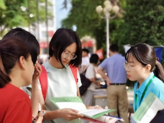 甘肃省会宁县第一中学举办2023年高校招生宣传暨志愿填报咨询会