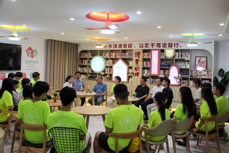 与融冰行动队、夏乡之源实践队的师生进行座谈