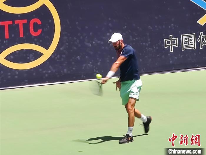 图为国外选手正在进行激烈比拼。　赛事组委会供图