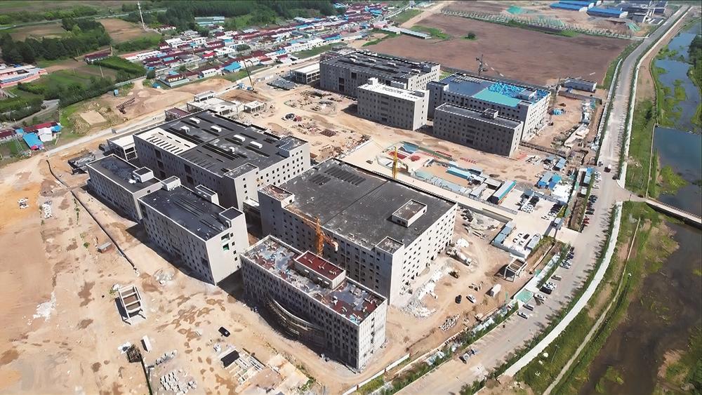 总投资20亿元的安宇生物制品生产基地项目建设现场。 王姝月 摄