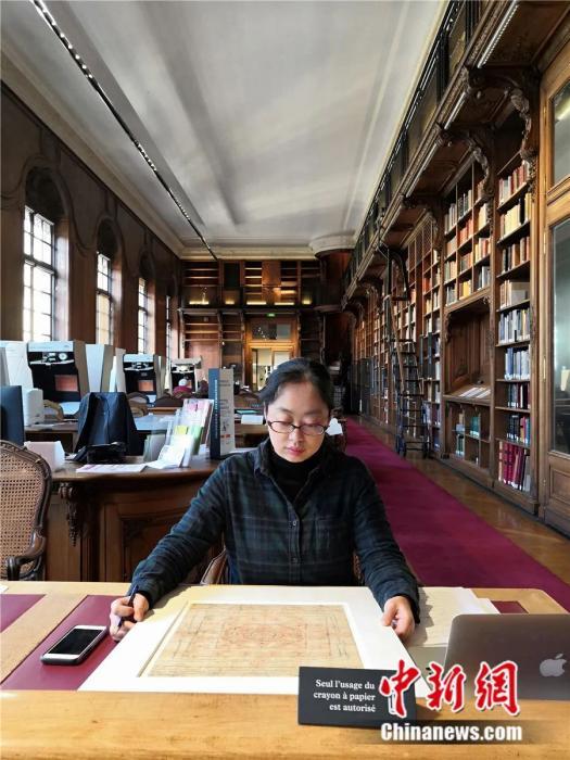 赵晓星在法国国家图书馆查阅敦煌资料 受访者供图