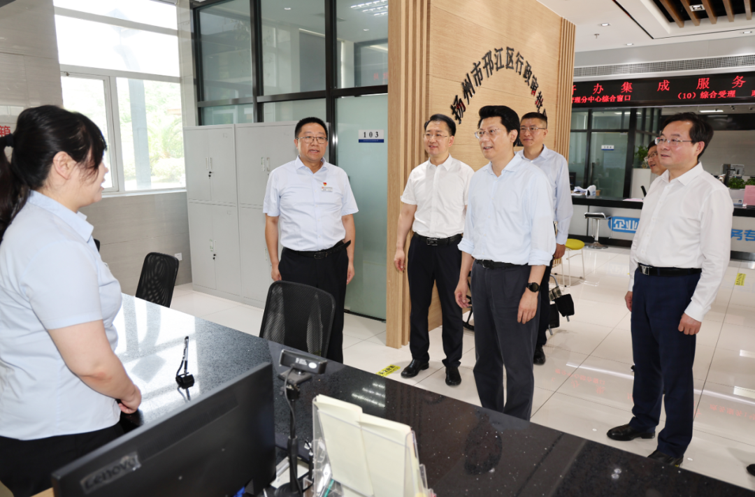 王进健在邗江区政务服务大厅与窗口工作人员亲切交流