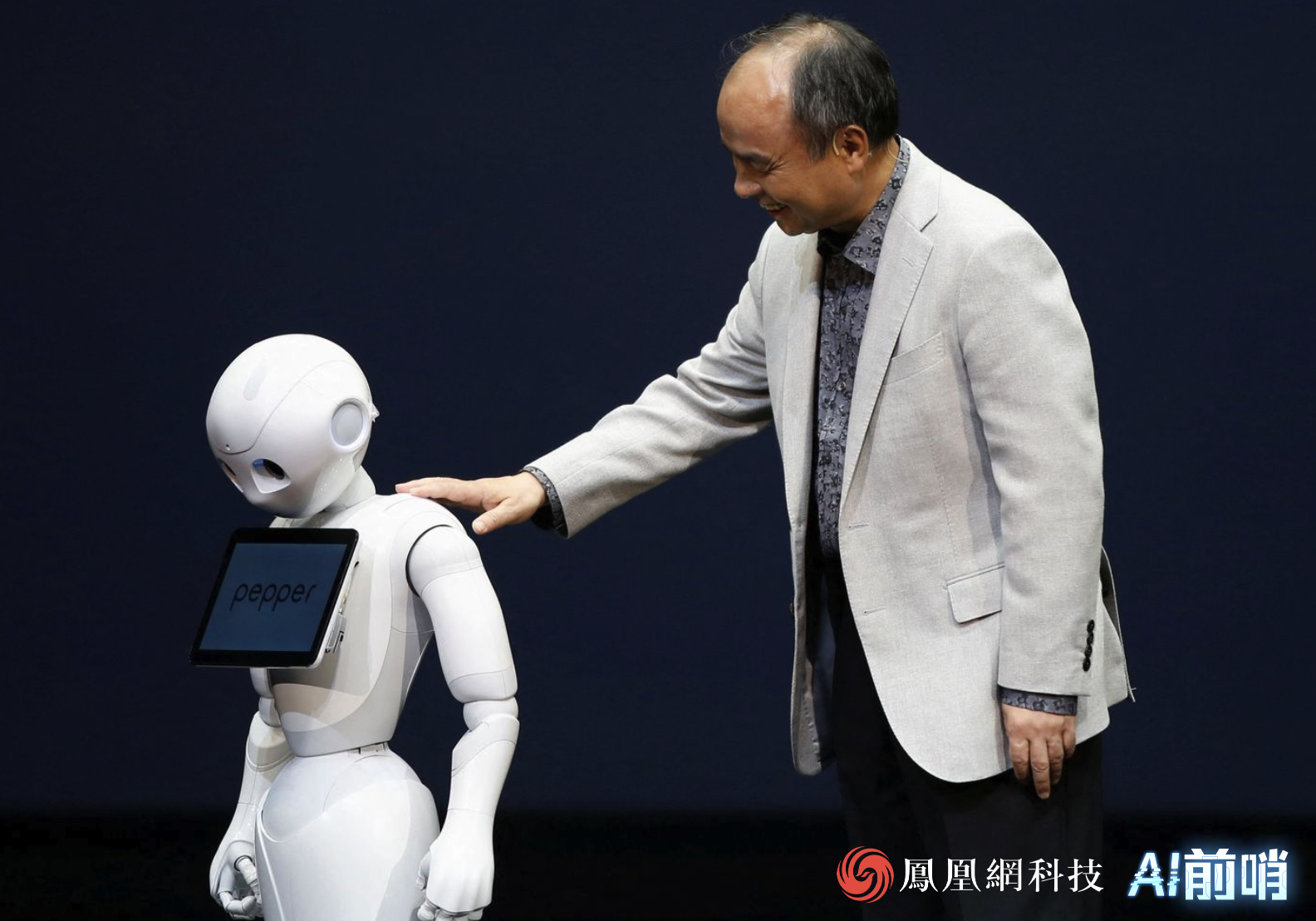 孙正义2014年展示人形机器人