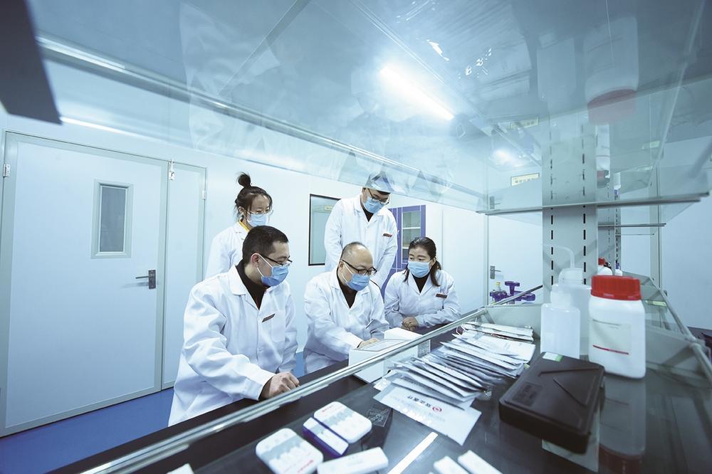 不断加大企业研发投入，吉林双正医疗科技有限公司“新心损三项联合检测试剂”实现了科技成果从实验室到生产线的“变现”之路。王洪伟 摄