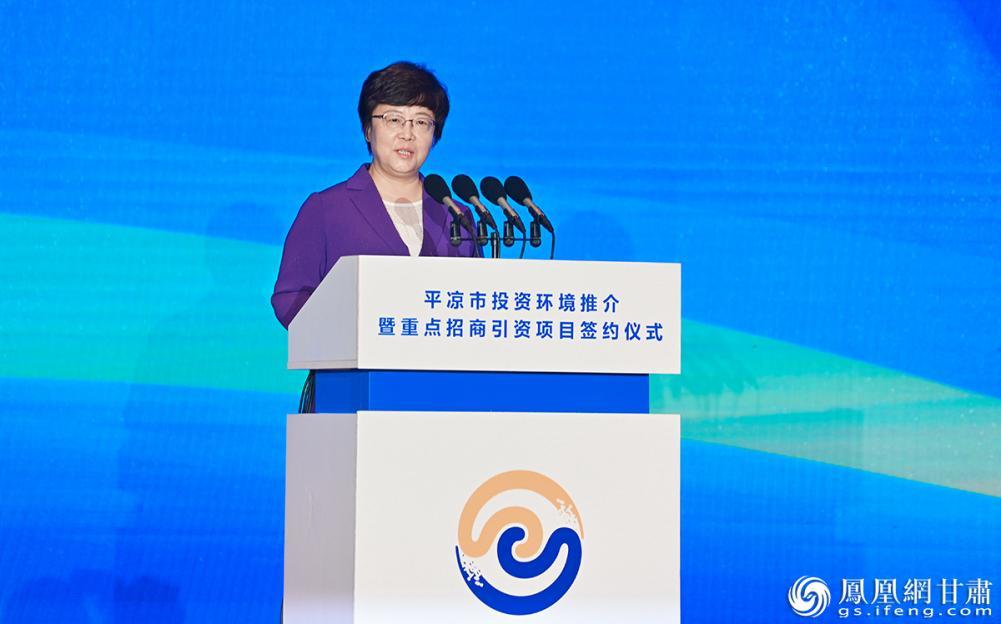 平凉市委书记王旭表示,将全心全意当好 “店小二”让企业家放心投资、安心创业、舒心发展。李德宇 摄