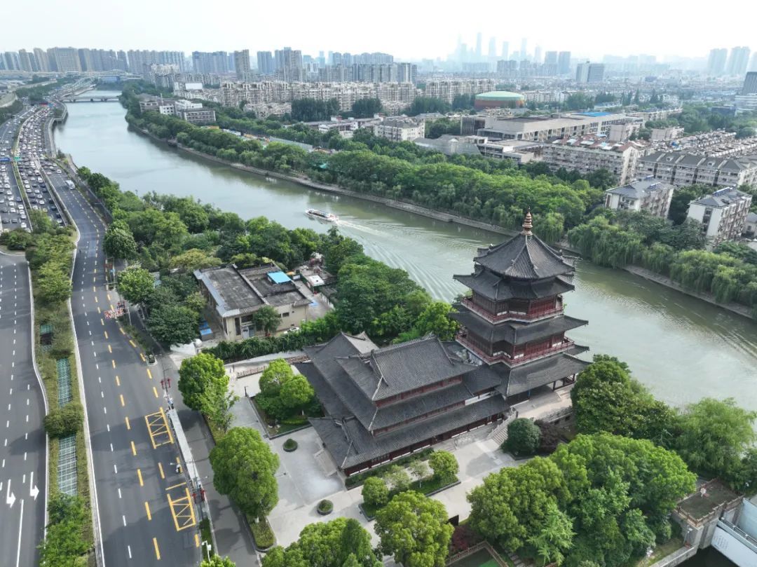 游船行驶在南京赏心亭旁的秦淮河上（6月10日摄，无人机照片）。新华社记者 季春鹏 摄