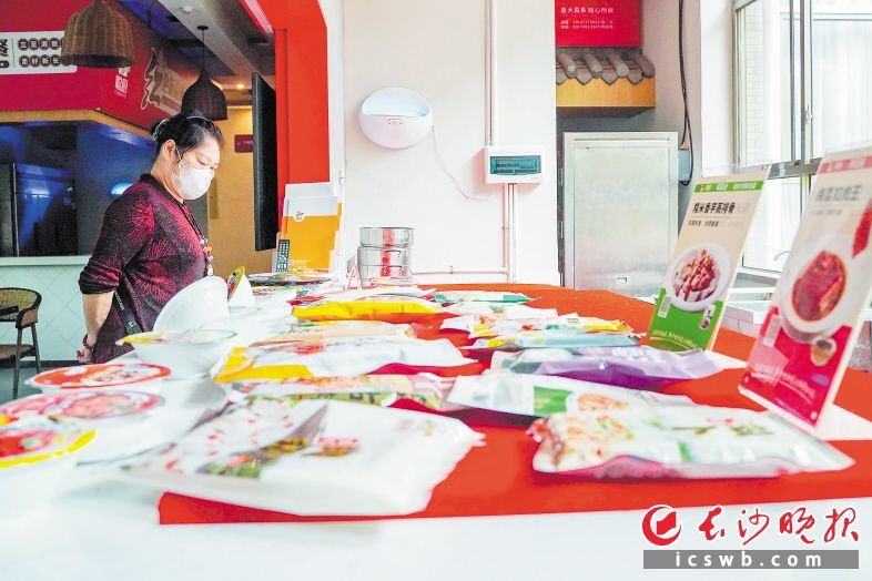 市民在选购预制菜产品。长沙晚报全媒体记者 刘晓敏 摄