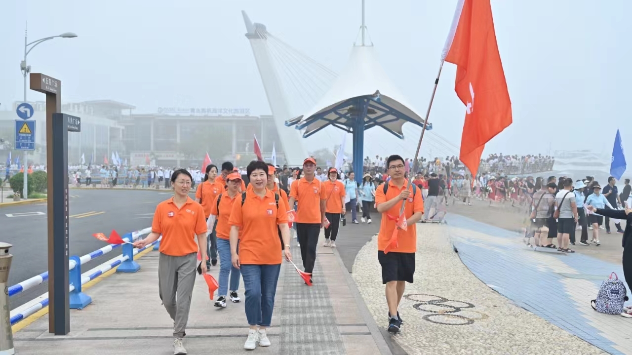 平安人寿青岛分公司:7.8绿色环保健步行 以保险的力量为奋斗的你加把劲