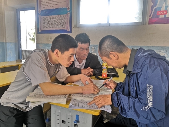 甘肃省古浪县第三中学选派高三教师在校内为广大家长、学生提供志愿填报服务