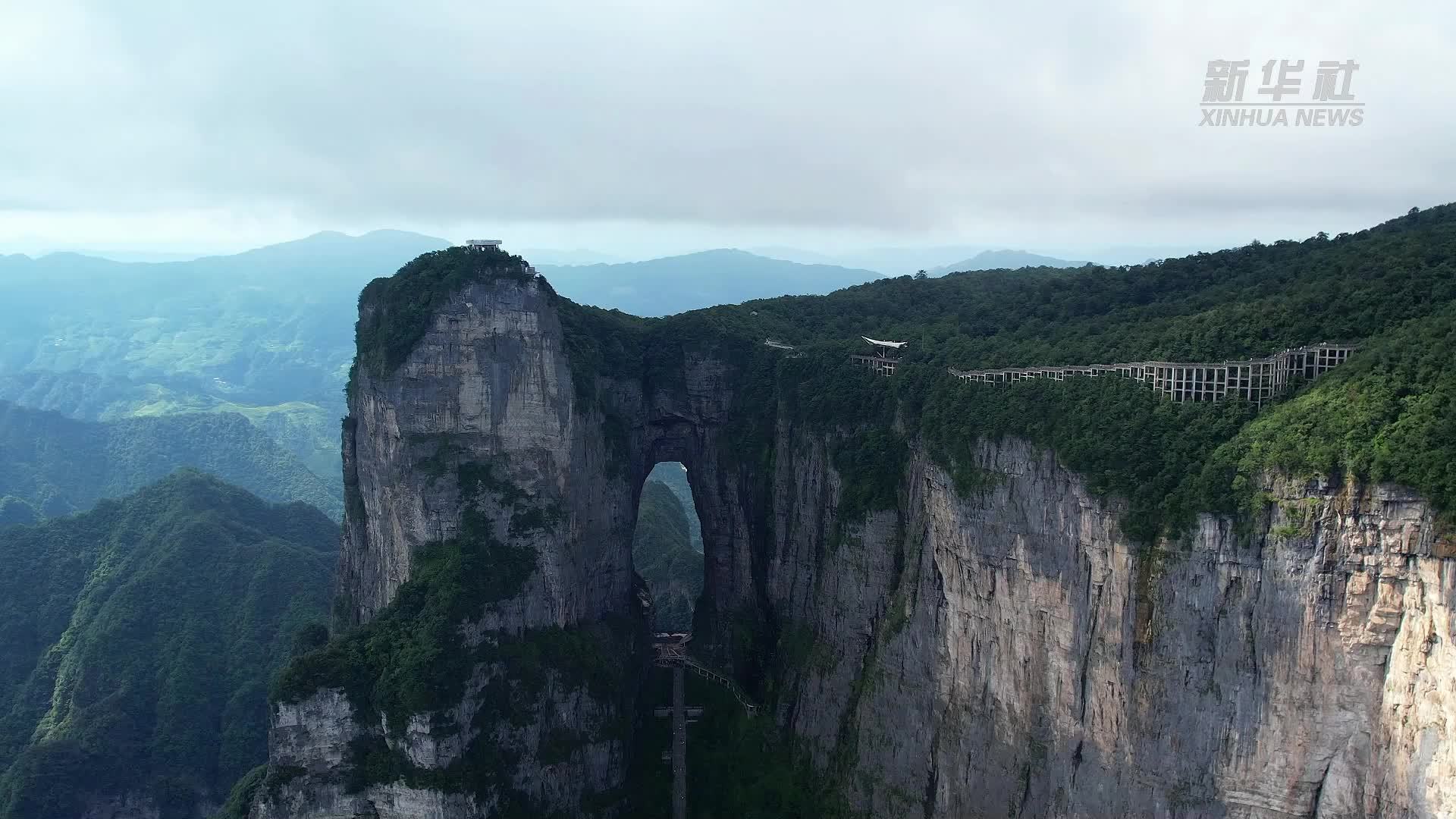 湖南张家界：天门山迎来一轮避暑游高峰