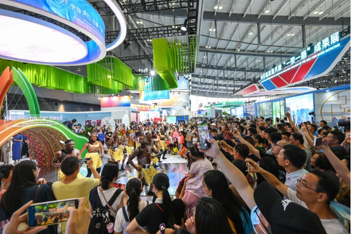 ▲ 7月1日，观众在长沙国际会展中心观看现场表演。（图片来源：新华社）