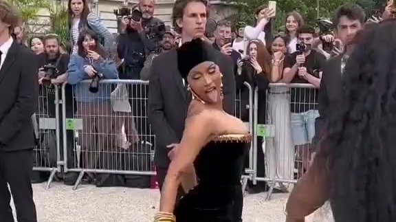 Cardi B性感亮相巴黎时装周，前凸后翘秀身材却险些走光…_凤凰网视频_凤凰网