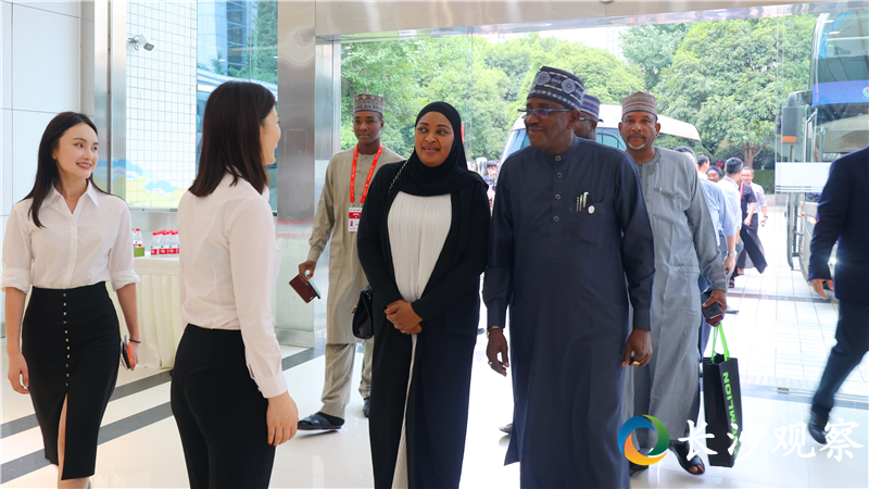 ▲7月1日，来自尼日利亚、乌干达等出席第三届中非经贸博览会的非洲国家代表莅临威胜科技园参观智能制造中心并就能源计量行业情况进行交流。（供图：威胜集团）