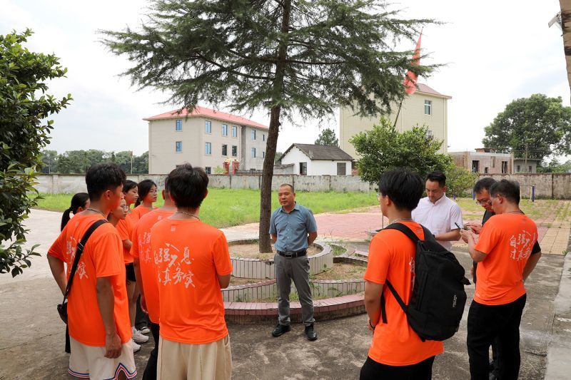 指导寻“西昌”记忆调研队更好开展实践活动