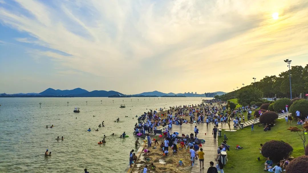云龙湖万人游泳场开放设置2处游泳区
