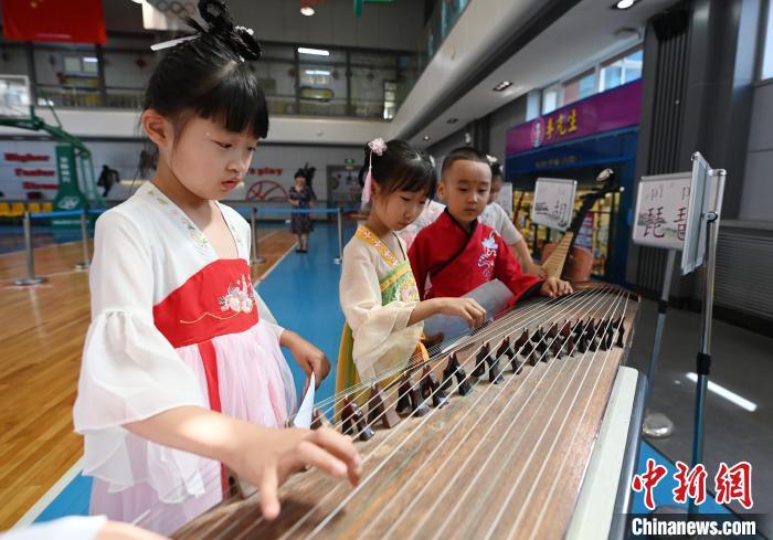 学生们在认识中国传统乐器 张瑶 摄