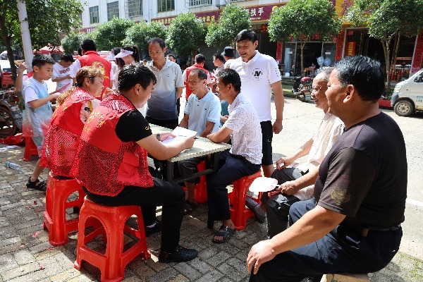 江西东乡：人大代表赶圩日 倾听民声办实事