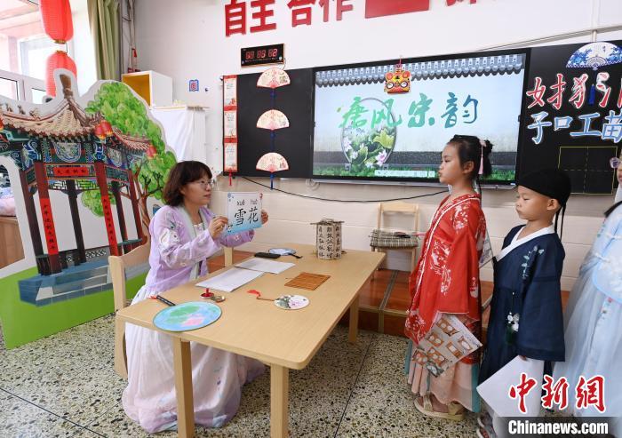学生在拼读汉字 张瑶 摄