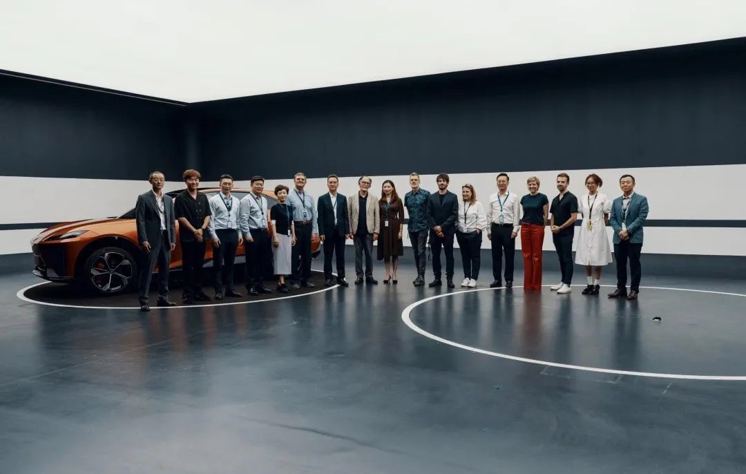 重庆招商团参观⻓安欧洲设计中⼼