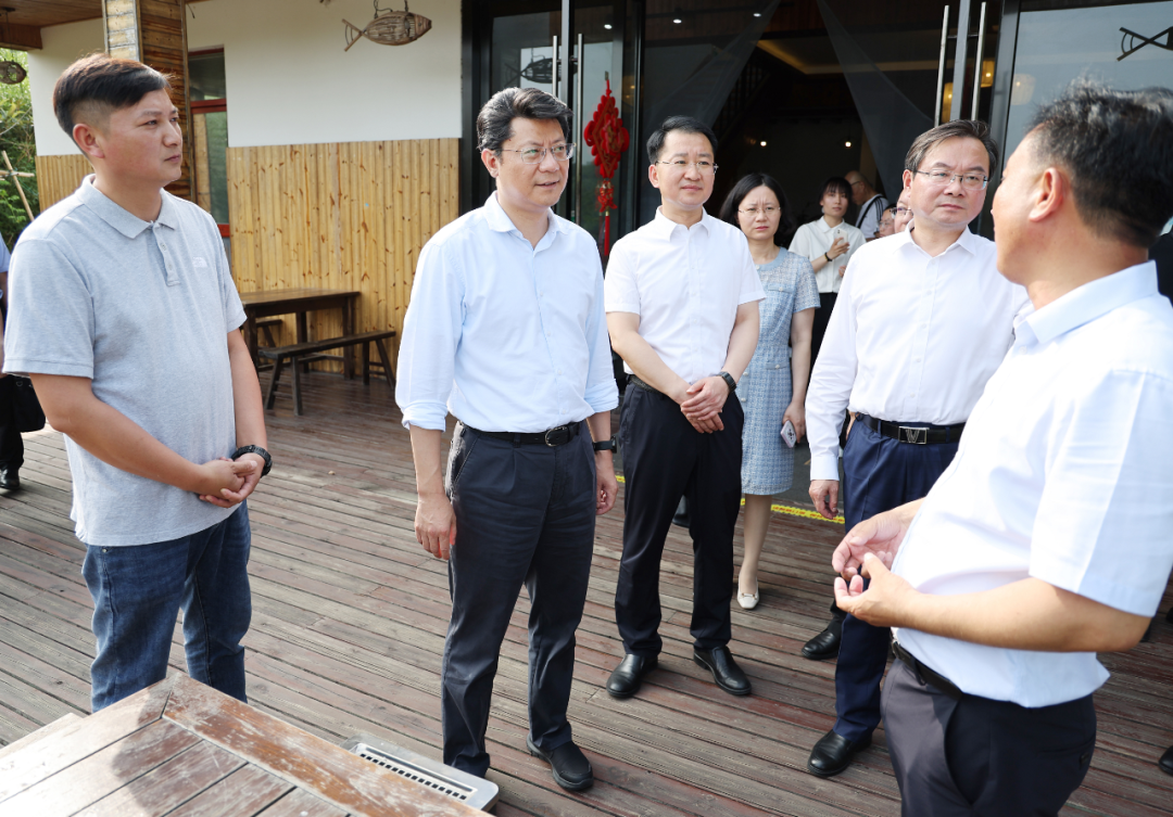王进健在基层党支部联系点邗江区方巷镇沿湖村调研