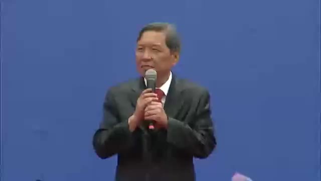 西安交大校长王树国雨中演讲，校党委书记卢建军上前撑伞