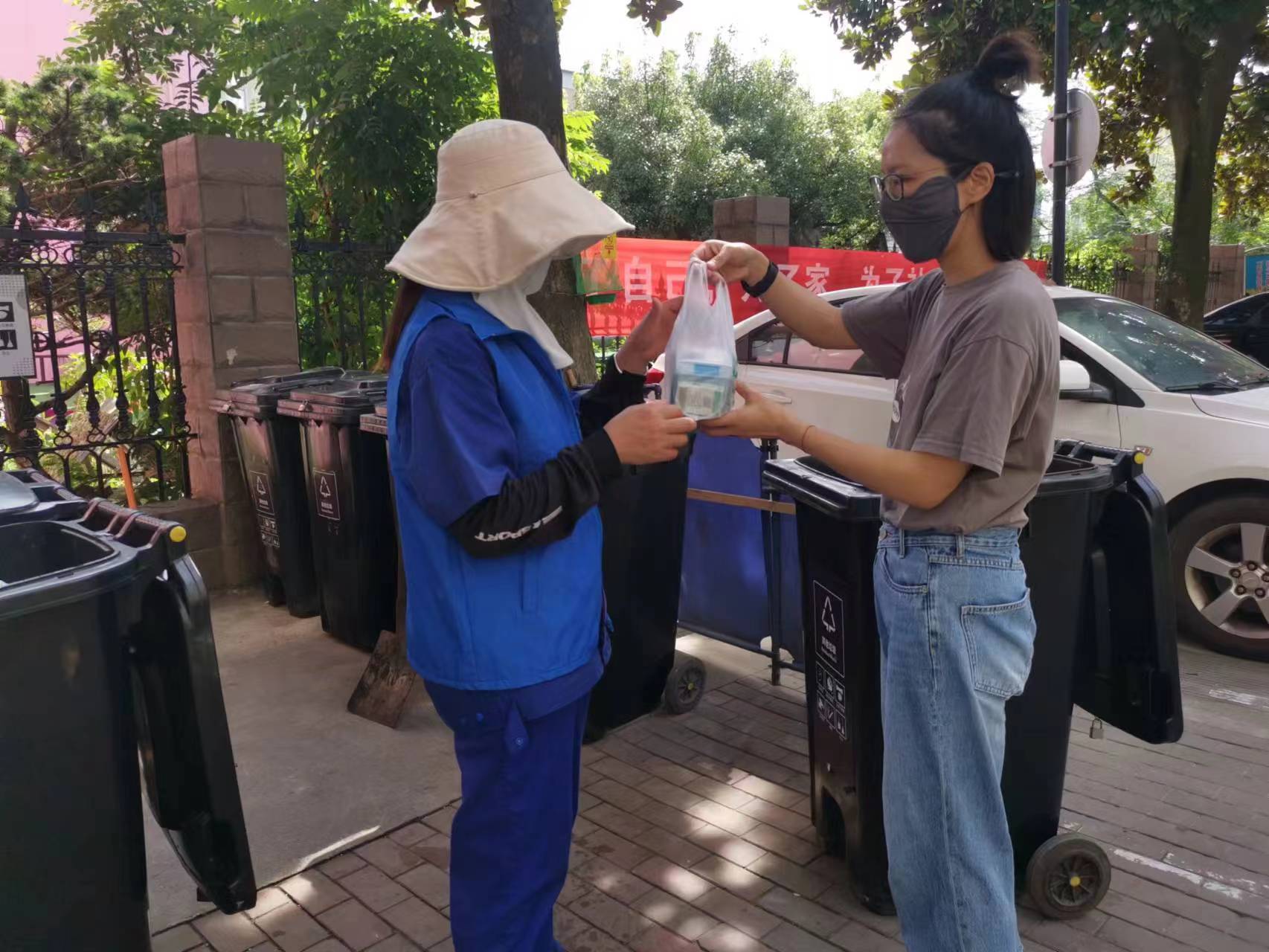 高温天致敬最美垃圾分类督导员