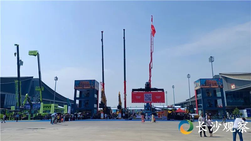 ▲2023年7月1日上午，第三届中非经贸博览会参展客商在三一重工和中联重科展览展示场地拍照。（剑裘 摄）