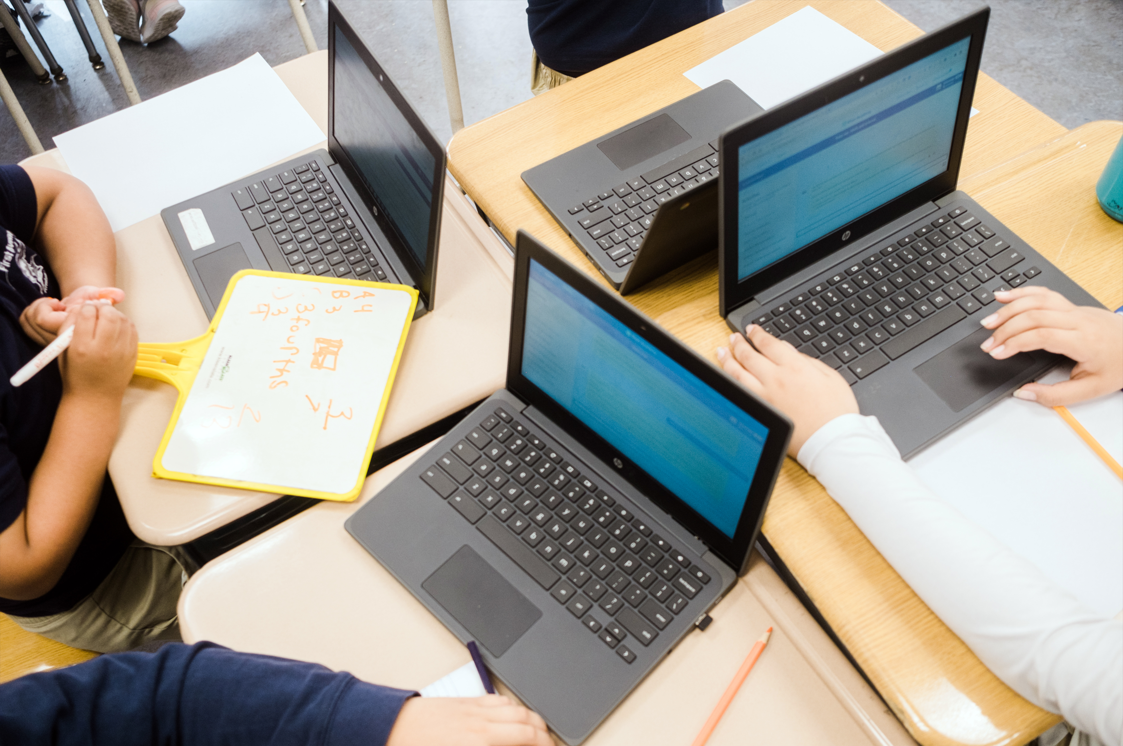 2023年5月22日，学生们在纽瓦克市第一大道小学使用笔记本电脑。与许多地区一样，纽瓦克市试图区分AI课堂工具的实际用途和它们的市场承诺。(Gabriela Bhaskar/The New York Times)