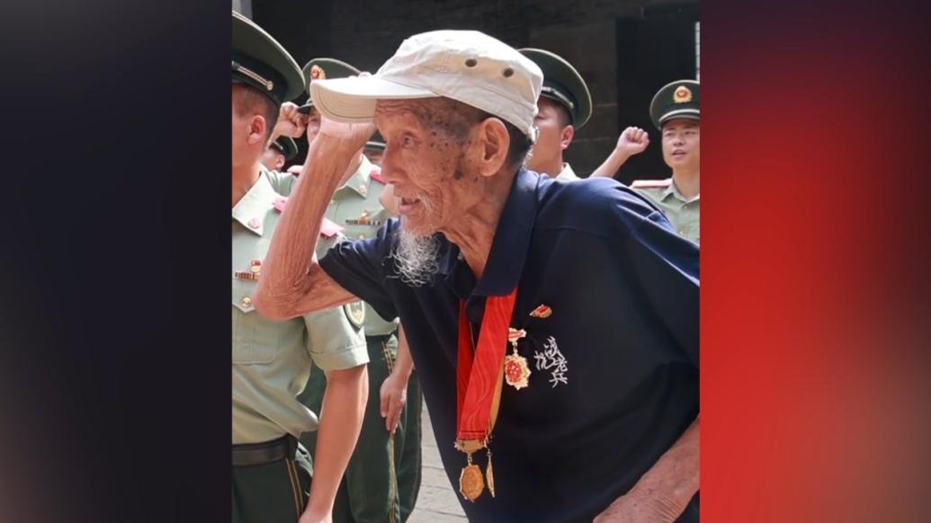 98岁老兵同武警官兵一起重温入党誓词