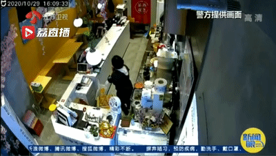 2020年10月，杭州一家店突然闯进一只野猪。来源：杭州日报