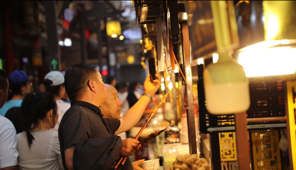 市民在新光夜市游玩消费(新华社记者 张睿 摄)