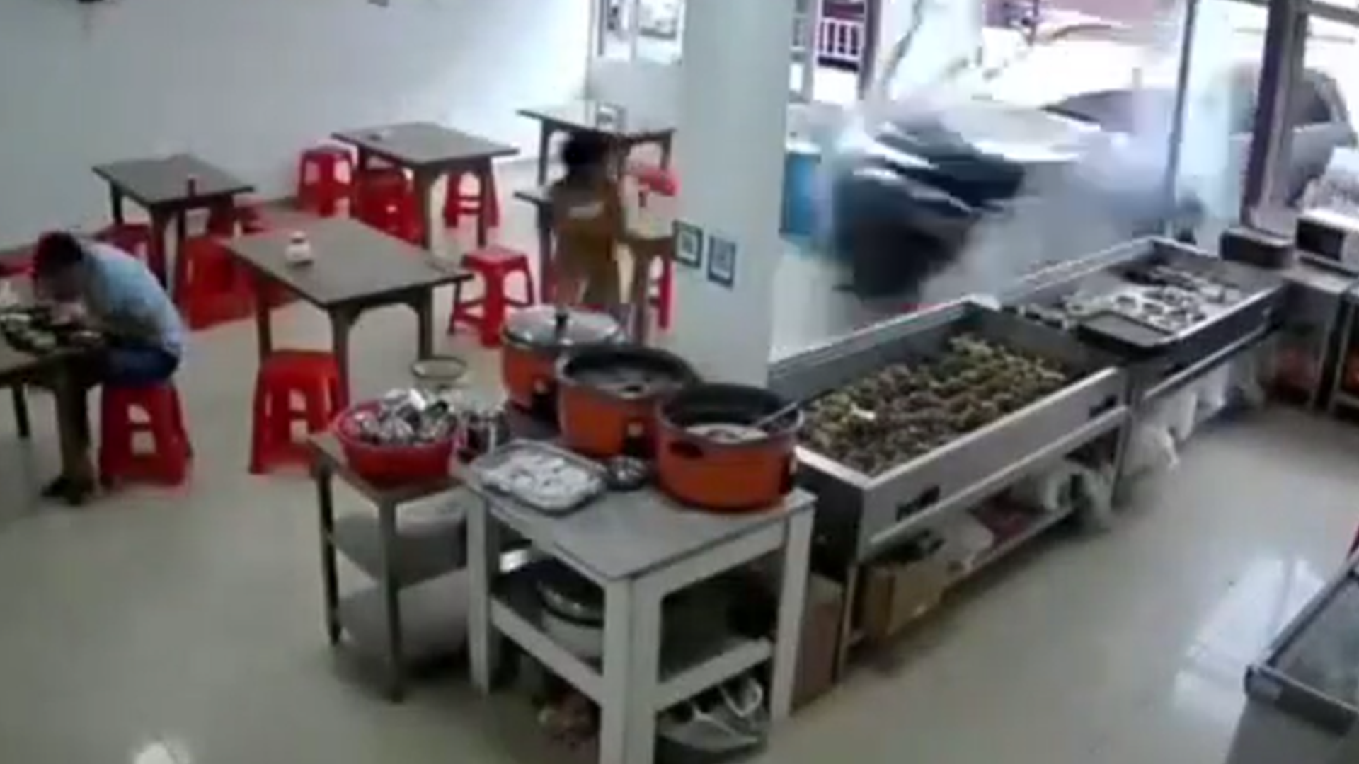 理想回应L9突然加速冲进餐馆撞飞2人：正全力配合调查