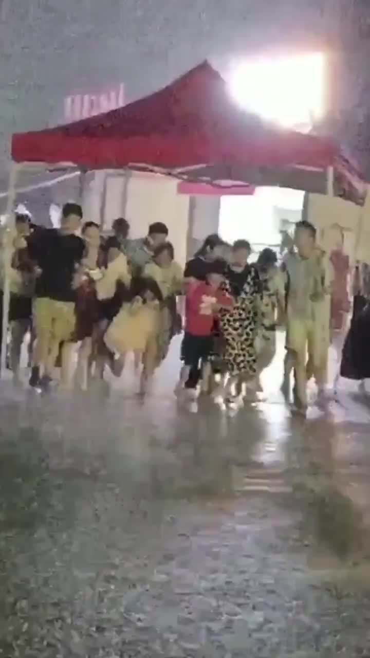 暖心！客人吃完饭突降暴雨，餐馆老板撑雨棚送客上车