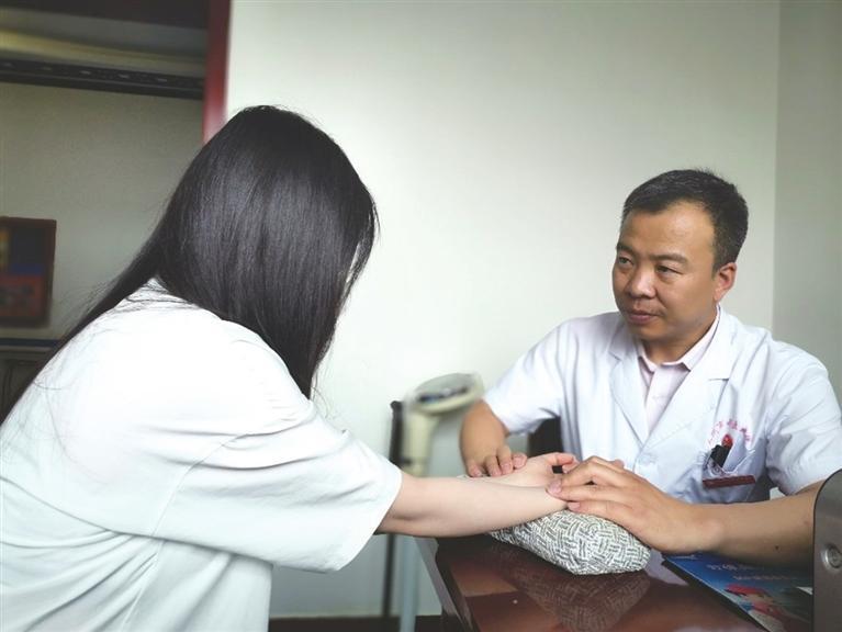 兰州市中医医院治未病中心主任敬胜伟为患者号脉