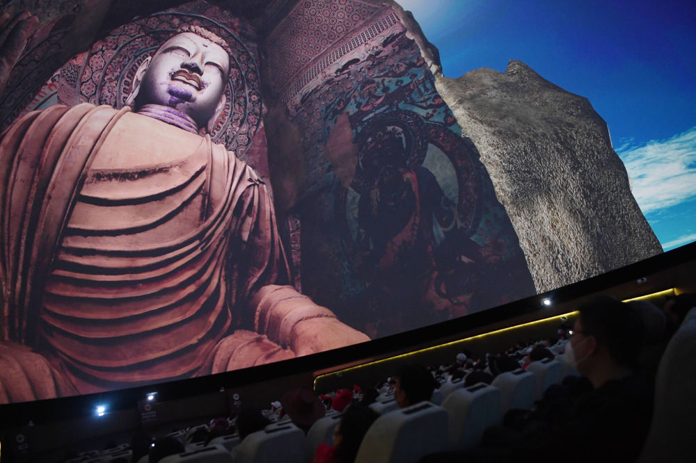 游客在莫高窟数字展示中心观看球幕电影《梦幻佛宫》 新华社记者 陈斌 摄